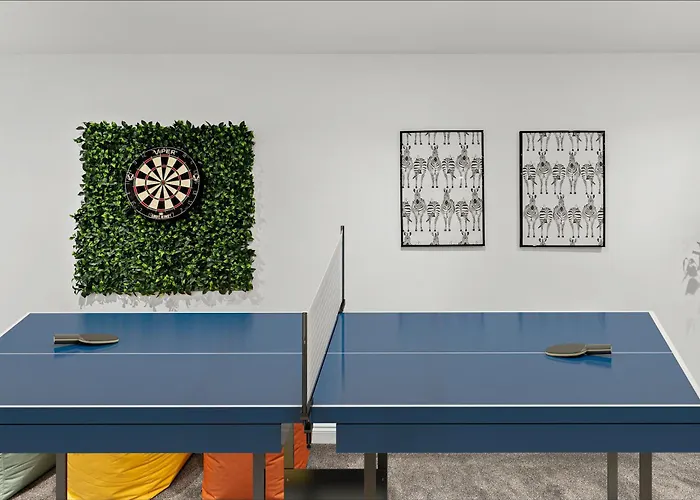 Stylish Abode In Leeds - Games Room - Parking