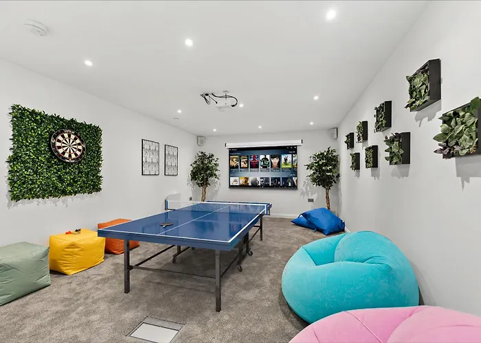 Stylish Abode In Leeds - Games Room - Parking