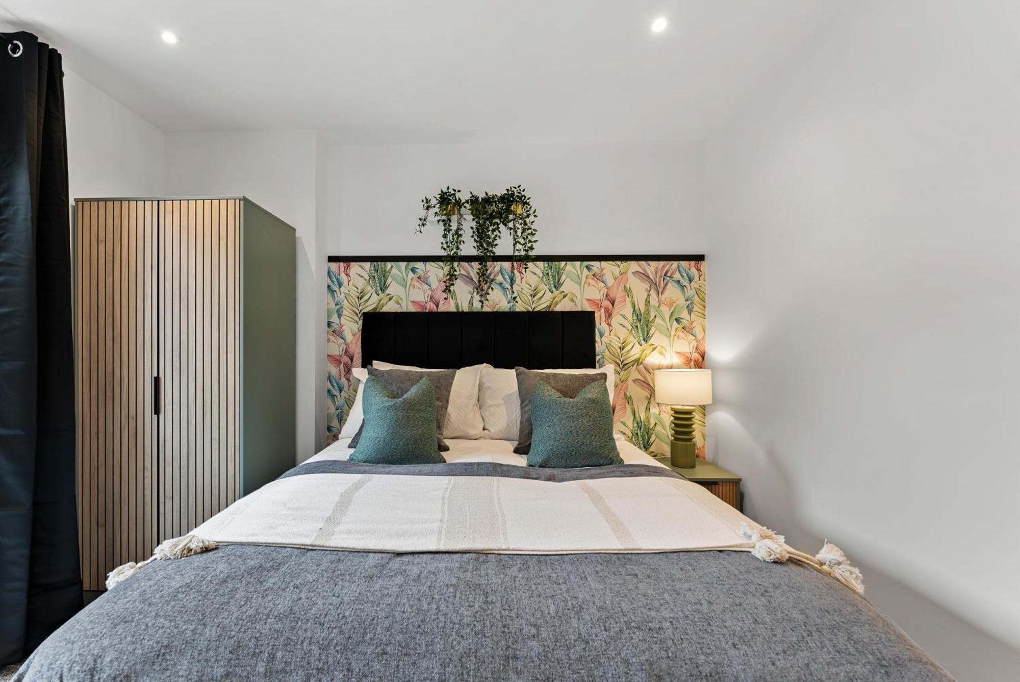 Stylish Abode In - Games - Parking Leeds (West Yorkshire)